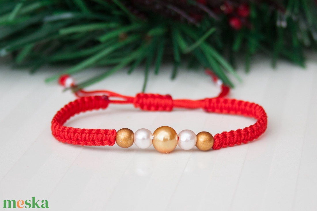 Fonott makramé karkötő - Gyöngyökkel karácsonyi színekben - ékszer - karkötő - fonott karkötő - Meska.hu Fonott makramé karkötő - Gyöngyökkel karácsonyi színekben - ékszer - karkötő - fonott karkötő - Meska.hu