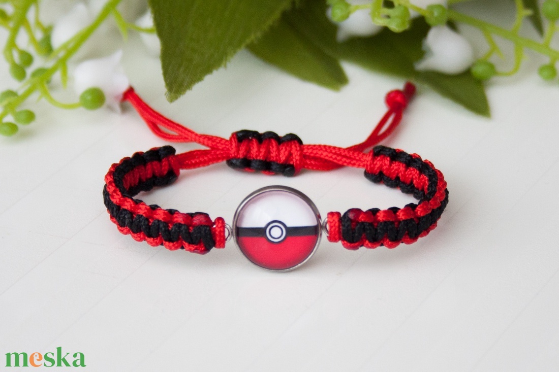 Fonott makramé karkötő gyerekeknek - Pokélabda pokémon fekete/piros - ékszer - karkötő - fonott karkötő - Meska.hu
