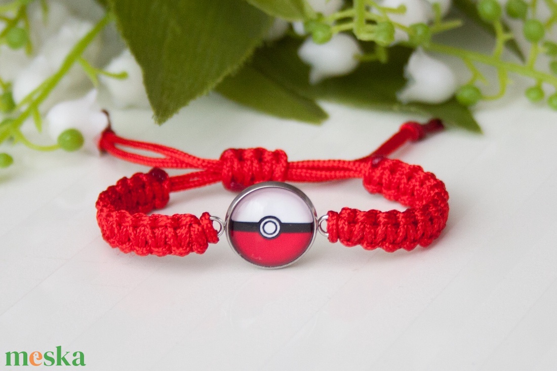 Fonott makramé karkötő gyerekeknek - Pokélabda pokémon piros - ékszer - karkötő - fonott karkötő - Meska.hu