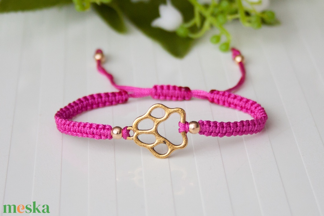 Fonott makramé karkötő - Fuchsia/arany mancs tappancs - ékszer - karkötő - fonott karkötő - Meska.hu Fonott makramé karkötő - Fuchsia/arany mancs tappancs - ékszer - karkötő - fonott karkötő - Meska.hu