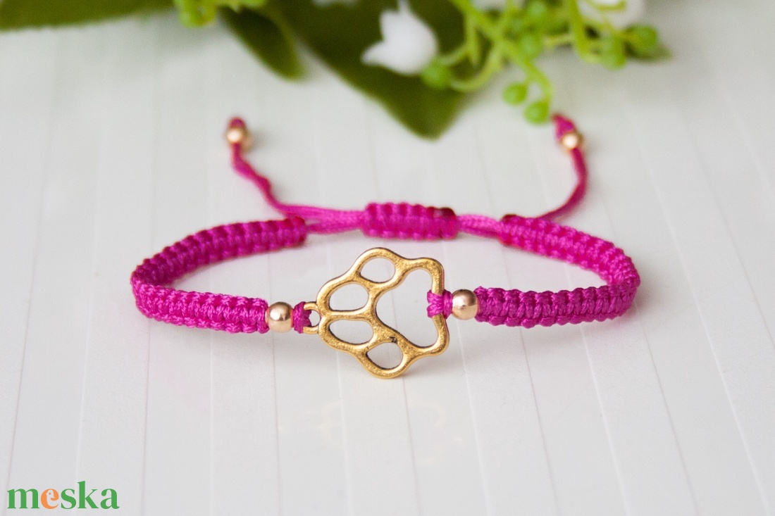 Fonott makramé karkötő - Fuchsia/arany mancs tappancs - ékszer - karkötő - fonott karkötő - Meska.hu Fonott makramé karkötő - Fuchsia/arany mancs tappancs - ékszer - karkötő - fonott karkötő - Meska.hu