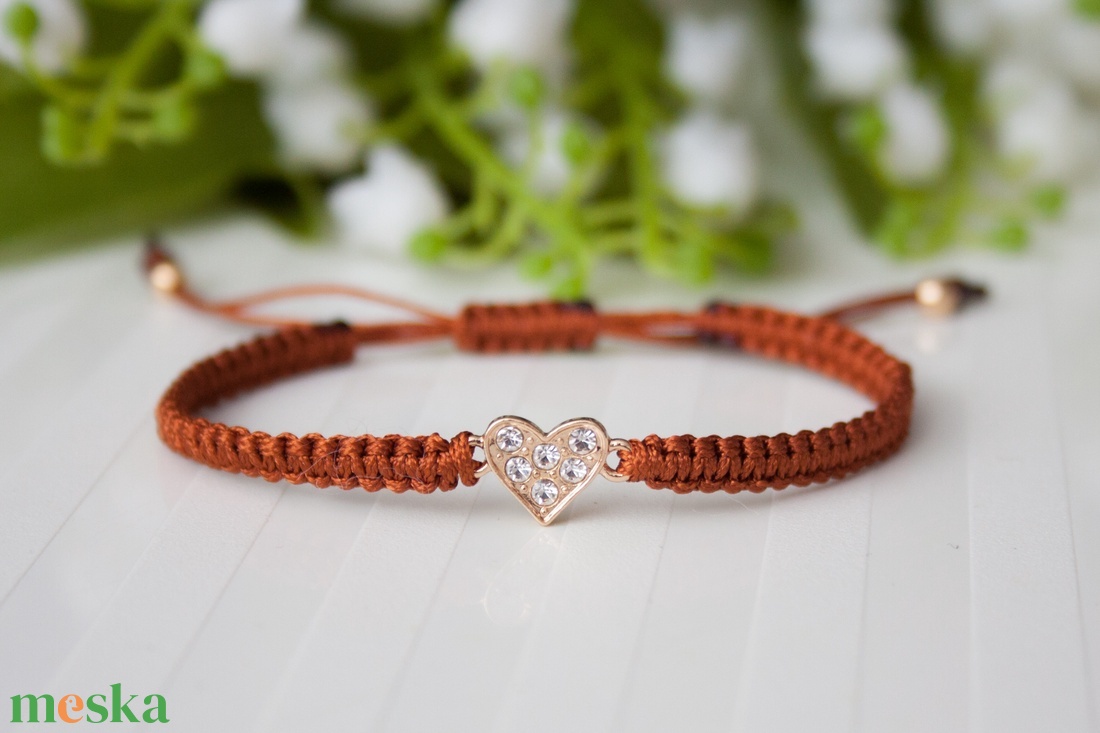 Fonott makramé karkötő - Szívecske barna/arany - ékszer - karkötő - fonott karkötő - Meska.hu