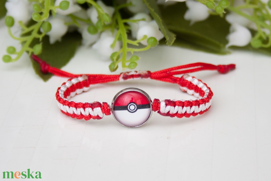 Fonott makramé karkötő gyerekeknek - Pokélabda pokémon fehér/piros - ékszer - karkötő - fonott karkötő - Meska.hu Fonott makramé karkötő gyerekeknek - Pokélabda pokémon fehér/piros - ékszer - karkötő - fonott karkötő - Meska.hu