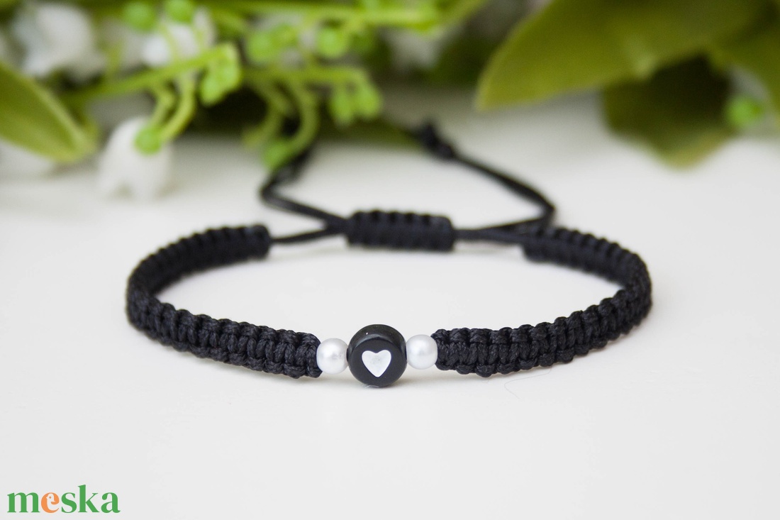 Fonott makramé karkötő - Szívecske fekete - ékszer - karkötő - fonott karkötő - Meska.hu