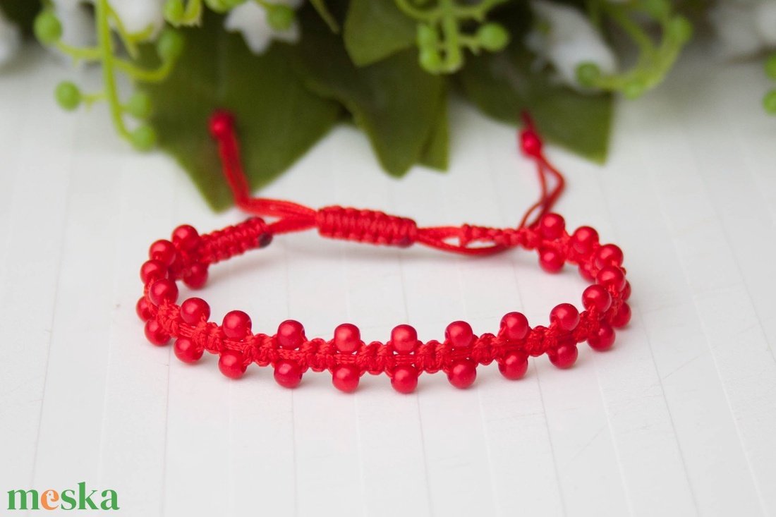 Fonott makramé karkötő - Gyöngyökkel piros - ékszer - karkötő - fonott karkötő - Meska.hu