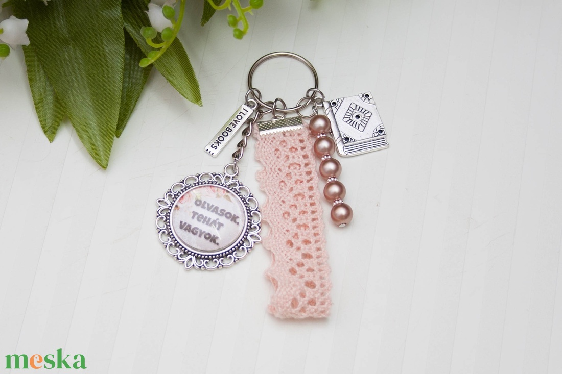 Kulcstartó, táskadísz - Könyvimádóknak, könyvmolyoknak - Bézs - táska & tok - kulcstartó & táskadísz - kulcstartó - Meska.hu