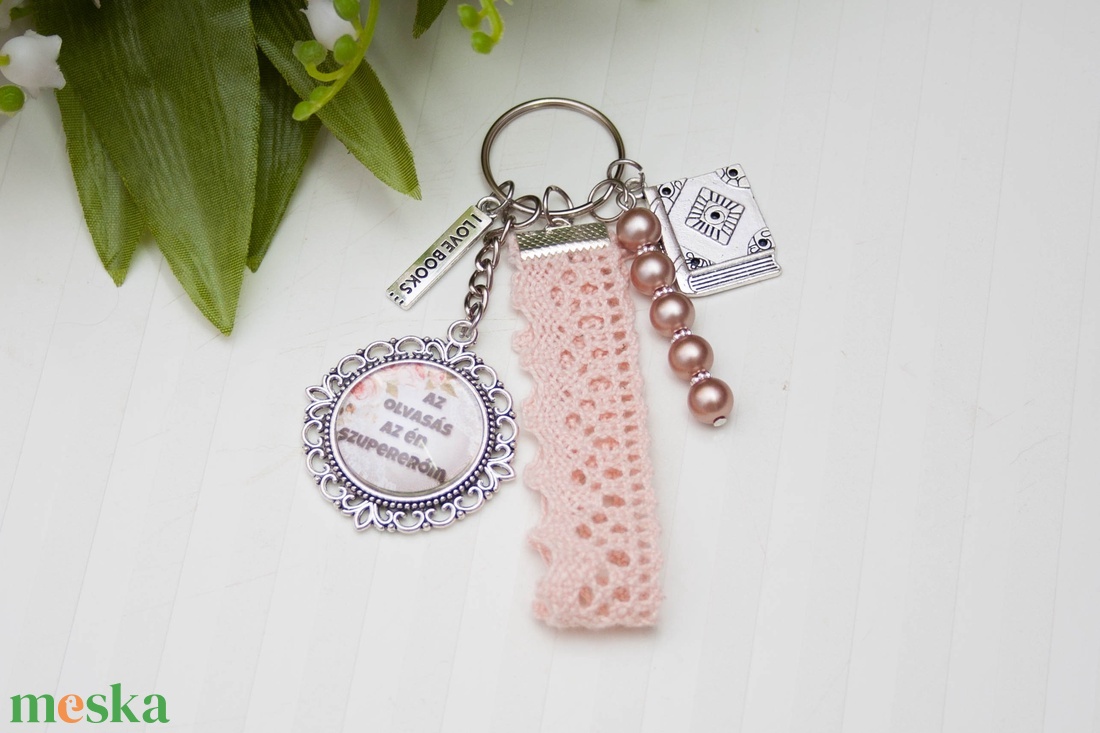 Kulcstartó, táskadísz - Könyvimádóknak, könyvmolyoknak - Bézs - táska & tok - kulcstartó & táskadísz - kulcstartó - Meska.hu
