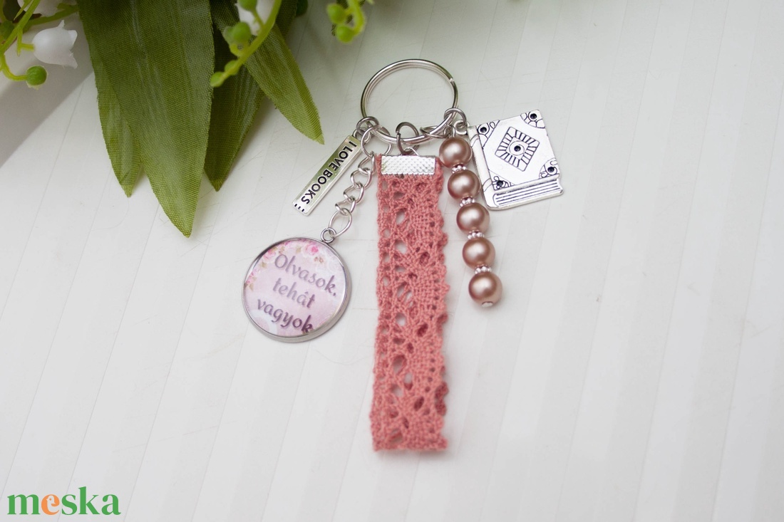 Kulcstartó, táskadísz - Könyvimádóknak, könyvmolyoknak - Lazacszínű - táska & tok - kulcstartó & táskadísz - kulcstartó - Meska.hu