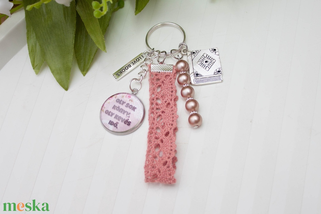 Kulcstartó, táskadísz - Könyvimádóknak, könyvmolyoknak - Lazacszínű - táska & tok - kulcstartó & táskadísz - kulcstartó - Meska.hu