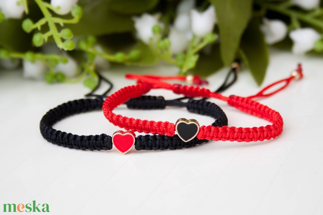 Páros karkötő, szerelem karkötő pároknak fonott makramé karkötő - Piros/fekete szívecskés - ékszer - karkötő - fonott karkötő - Meska.hu