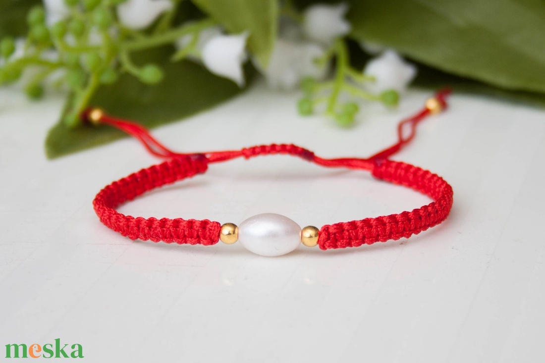 Fonott makramé karkötő - Gyöngyökkel piros - ékszer - karkötő - fonott karkötő - Meska.hu