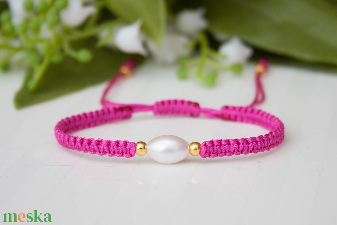 Fonott makramé karkötő - Gyöngyökkel magenta - ékszer - karkötő - fonott karkötő - Meska.hu
