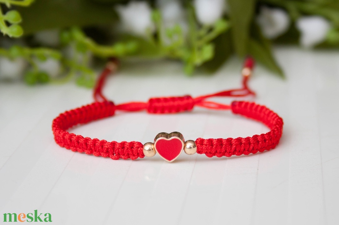 Fonott makramé karkötő - Piros szívecskés - ékszer - karkötő - fonott karkötő - Meska.hu