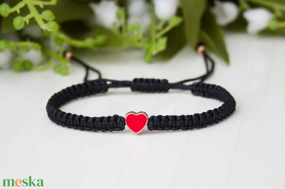 Fonott makramé karkötő - Fekete szívecskés - ékszer - karkötő - fonott karkötő - Meska.hu