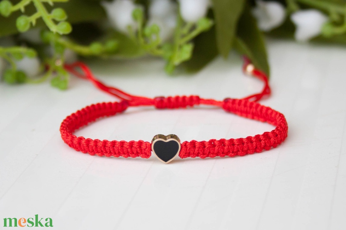Fonott makramé karkötő - Piros szívecskés - ékszer - karkötő - fonott karkötő - Meska.hu