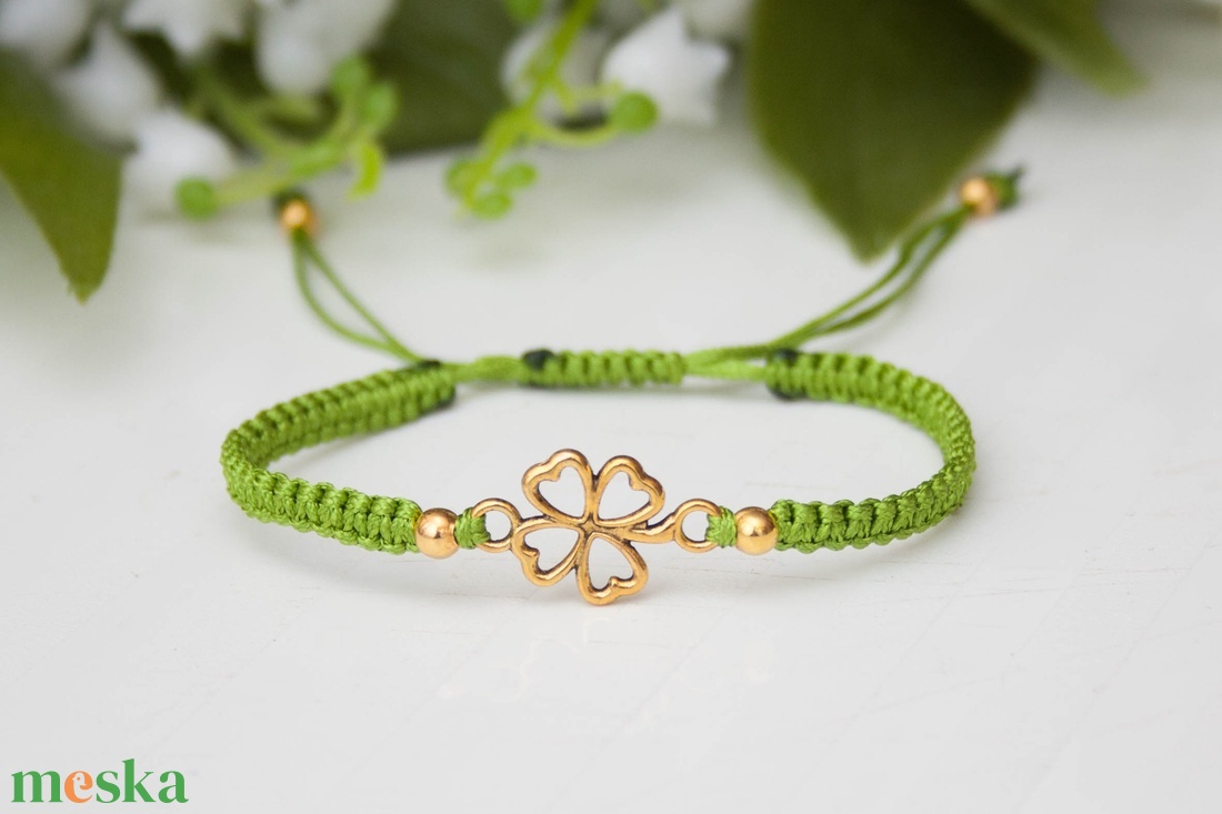Fonott makramé karkötő - Négylevelű lóhere zöld/arany - ékszer - karkötő - fonott karkötő - Meska.hu