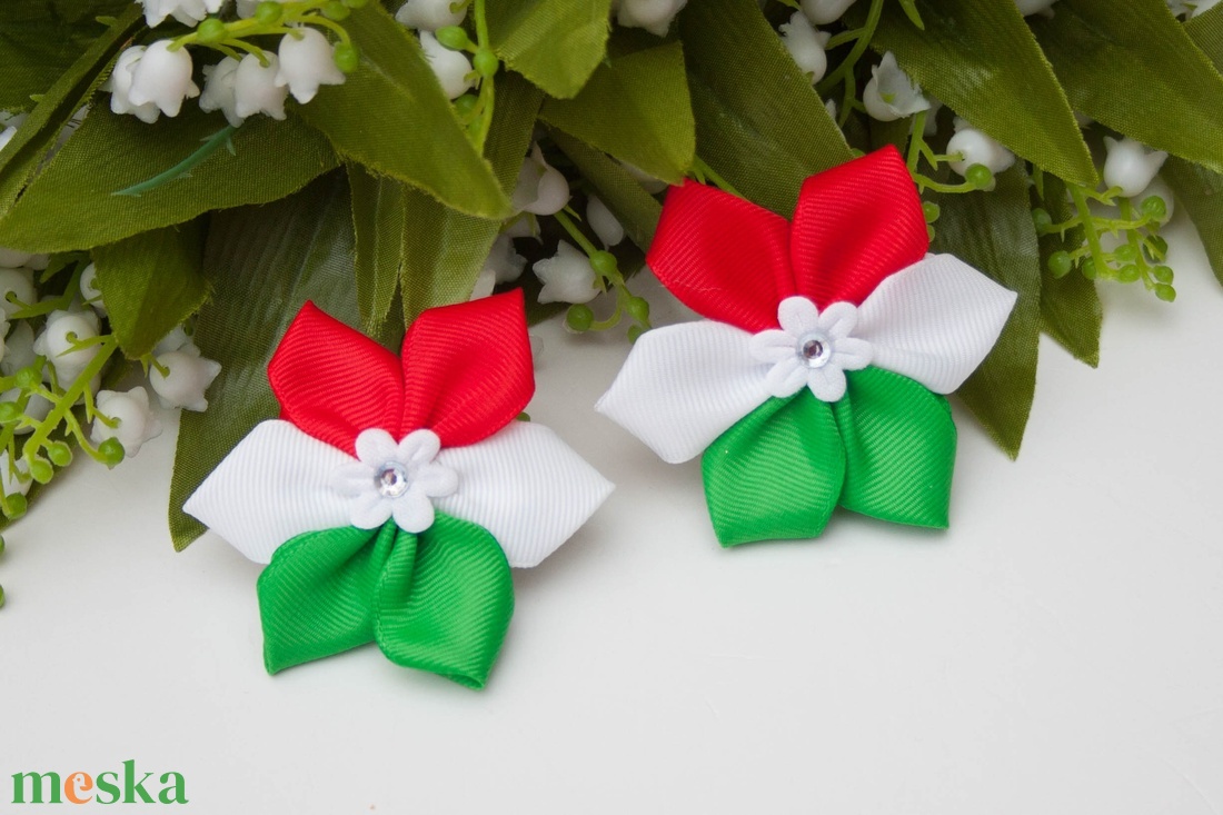 Nemzeti színű masnis hajcsat virág formájú - piros/fehér/zöld - ruha & divat - hajdísz & hajcsat - hajcsat & hajtű - Meska.hu