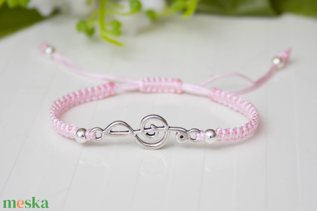 Fonott makramé karkötő gyerekeknek - Violin kulcs világos rózsaszín - ékszer - karkötő - fonott karkötő - Meska.hu