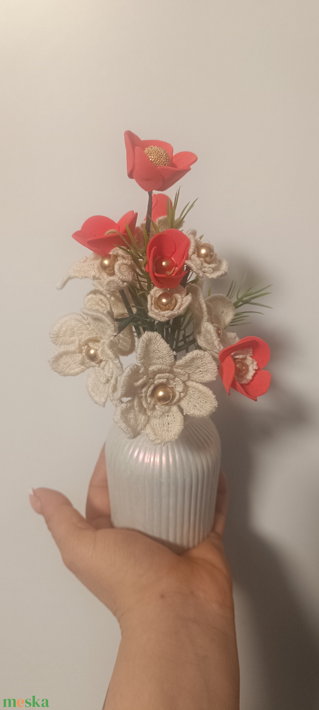 Kézzel öntött váza saját készítésű virágkompozícióval. Tartós, romantikus lakásdekoráció, ajándéknak is tökéletes. Egyed - otthon & életmód - virágdekoráció - virágdíszek - asztali virágdísz - Meska.hu