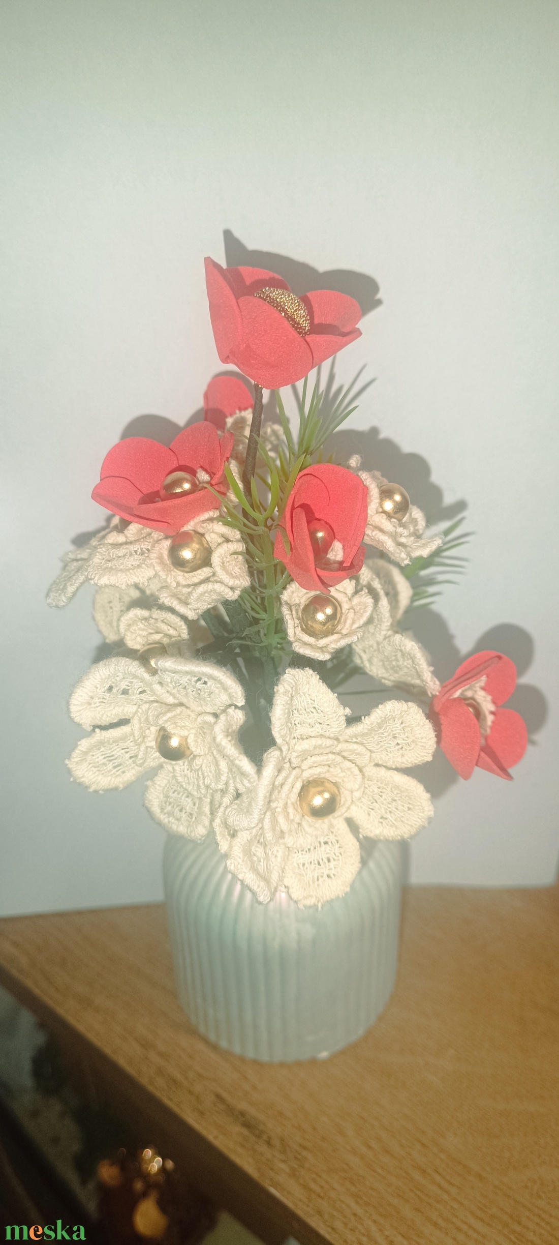 Kézzel öntött váza saját készítésű virágkompozícióval. Tartós, romantikus lakásdekoráció, ajándéknak is tökéletes. Egyed - otthon & életmód - virágdekoráció - virágdíszek - asztali virágdísz - Meska.hu