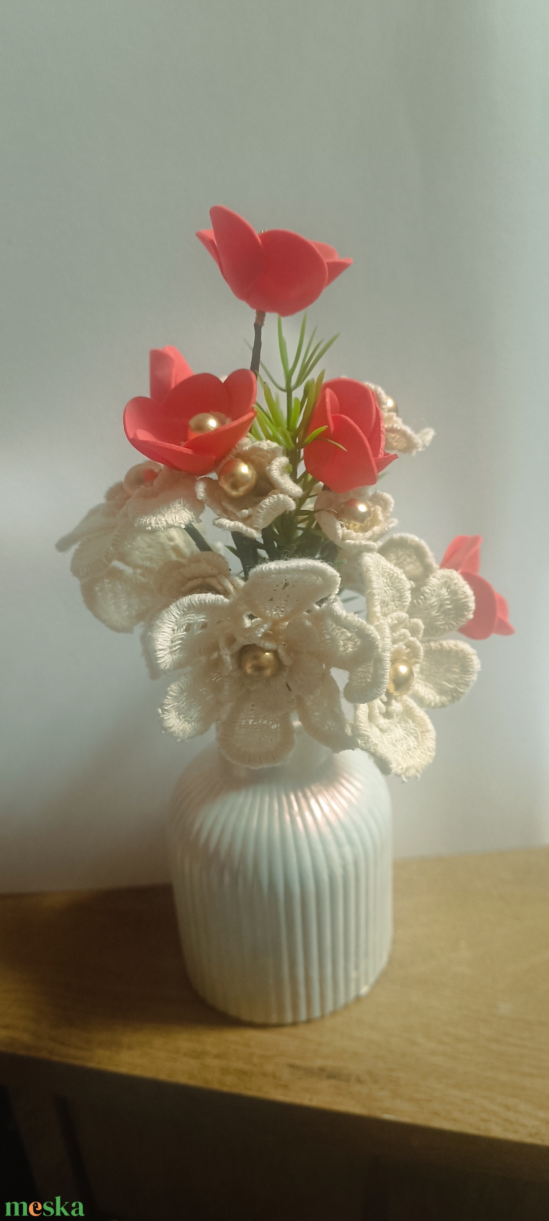 Kézzel öntött váza saját készítésű virágkompozícióval. Tartós, romantikus lakásdekoráció, ajándéknak is tökéletes. Egyed - otthon & életmód - virágdekoráció - virágdíszek - asztali virágdísz - Meska.hu