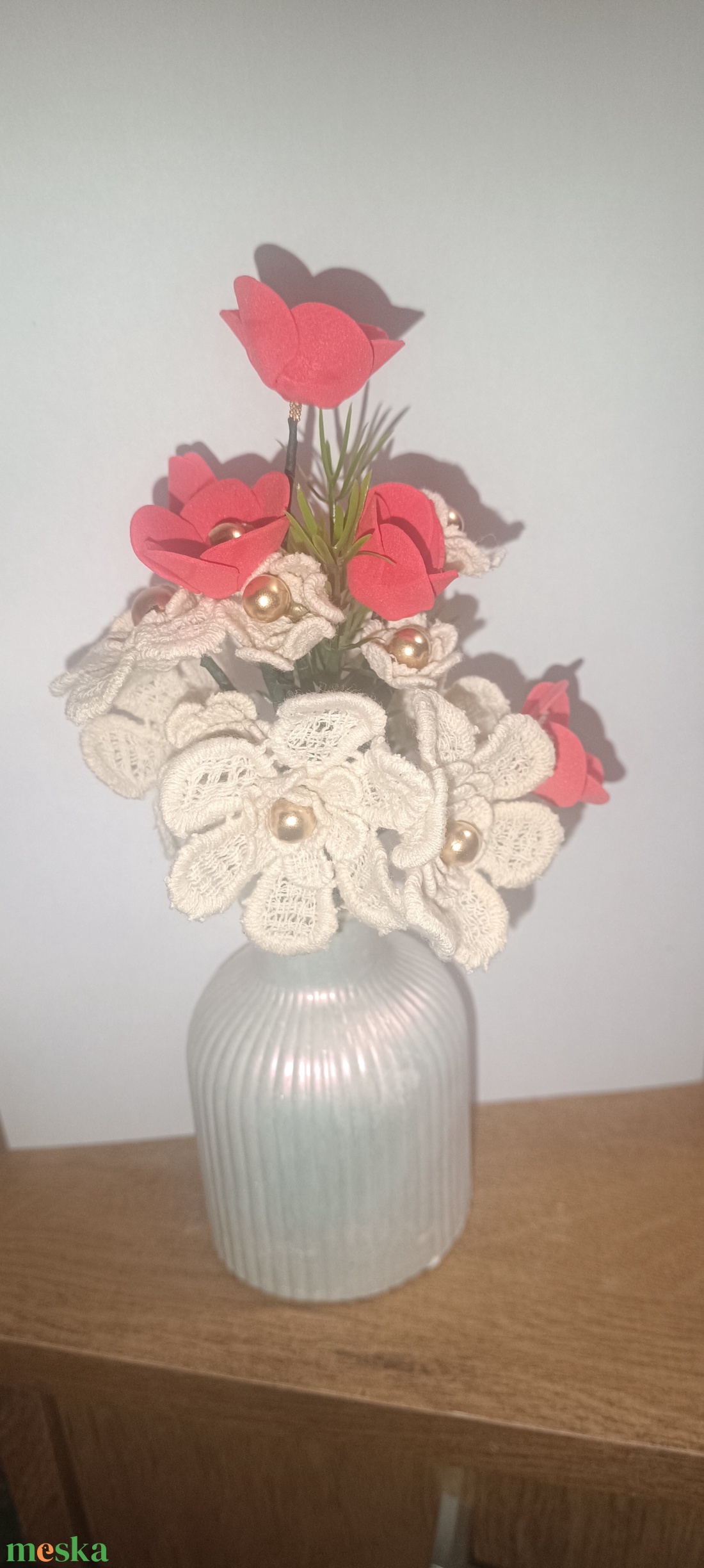 Kézzel öntött váza saját készítésű virágkompozícióval. Tartós, romantikus lakásdekoráció, ajándéknak is tökéletes. Egyed - otthon & életmód - virágdekoráció - virágdíszek - asztali virágdísz - Meska.hu