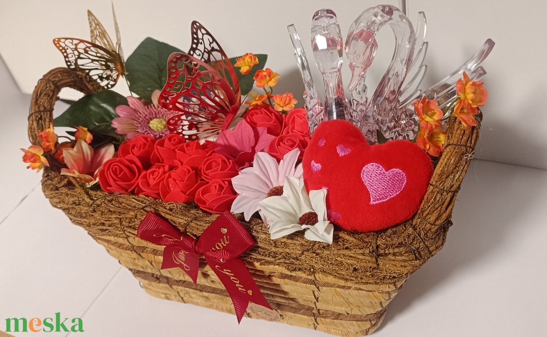Romantikus kézműves virágkosár � örök virágdekoráció szívvel és pillangóval  - otthon & életmód - virágdekoráció - virágdíszek - asztali virágdísz - Meska.hu