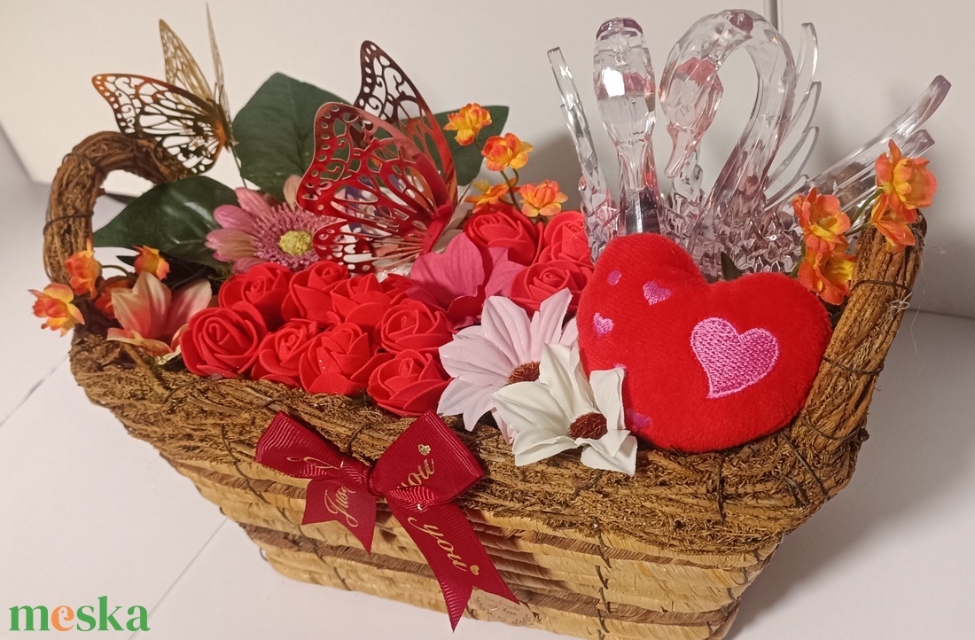 Romantikus kézműves virágkosár � örök virágdekoráció szívvel és pillangóval  - otthon & életmód - virágdekoráció - virágdíszek - asztali virágdísz - Meska.hu