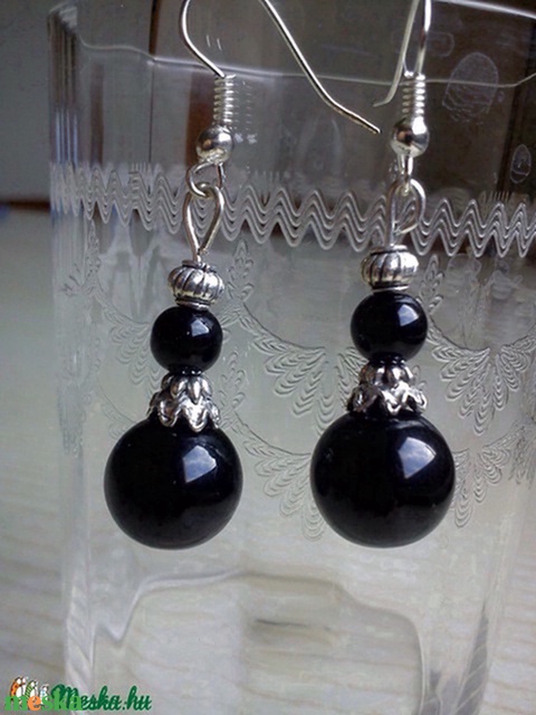 Fülbeval fekete gyönggyel és tibeti ezüst köztesekkel - ékszer - fülbevaló - lógó fülbevaló - Meska.hu