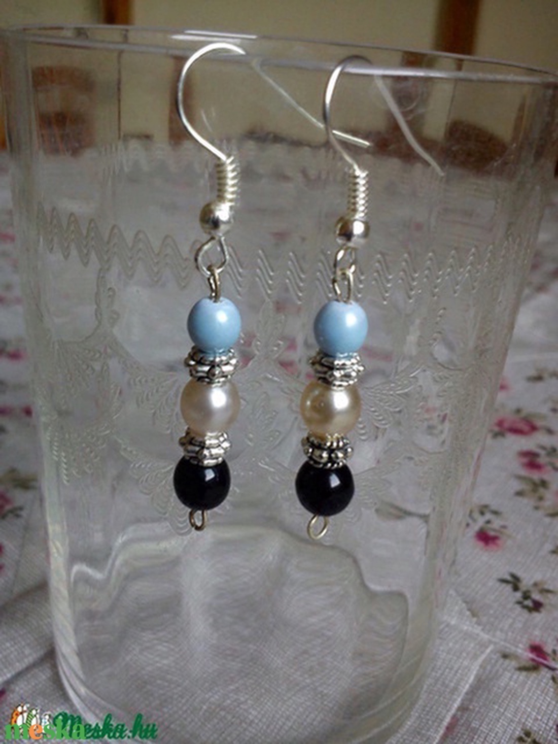 Fülbevaló kék, fehér, fekete gyöngyből, tibet iezüst köztesekből - ékszer - fülbevaló - lógó fülbevaló - Meska.hu