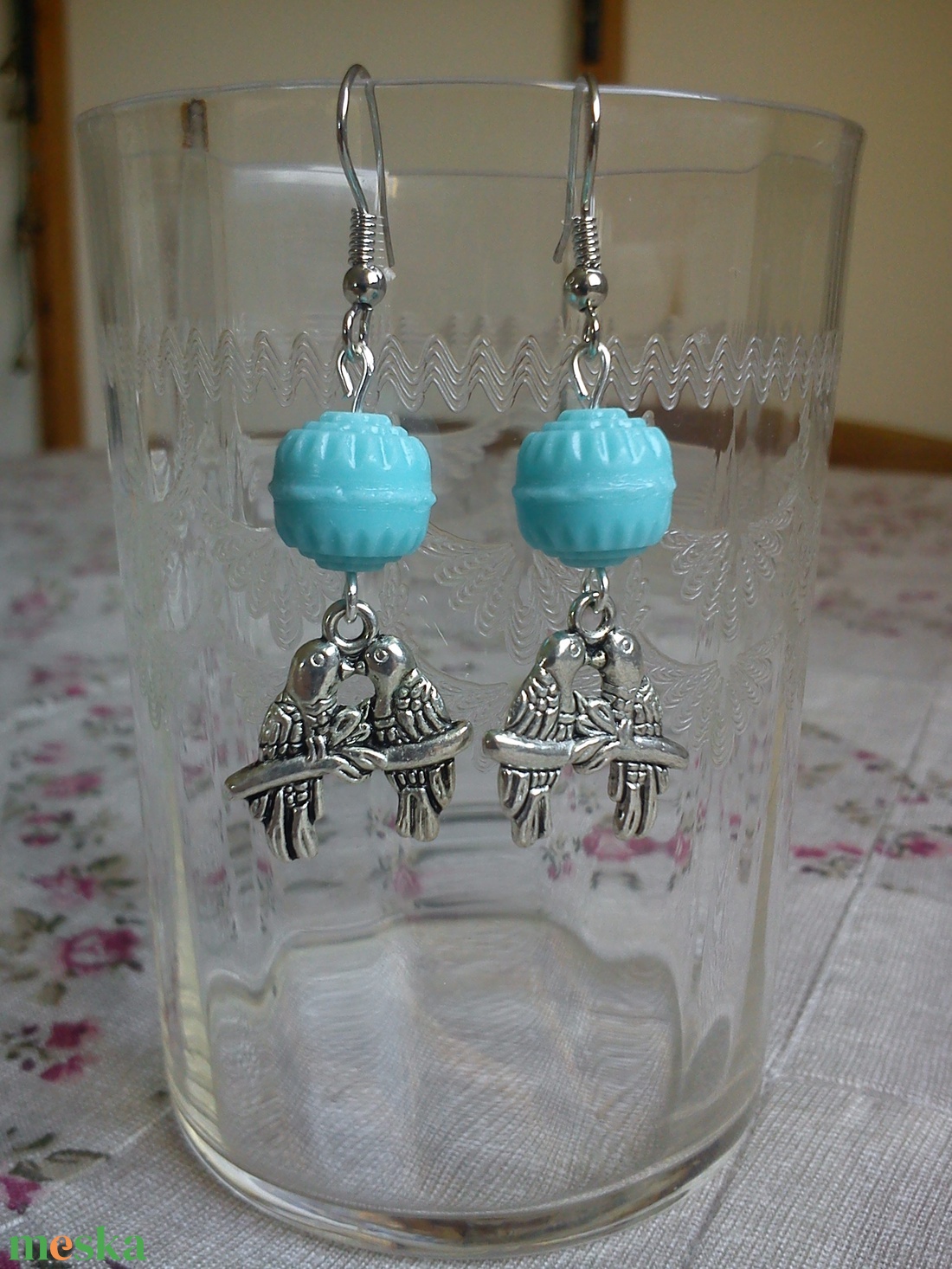 Fülbevaló: Tibetiezüst csókolózó papagáj szerelmespár narancsságra gyönggyel - ékszer - fülbevaló - lógó fülbevaló - Meska.hu