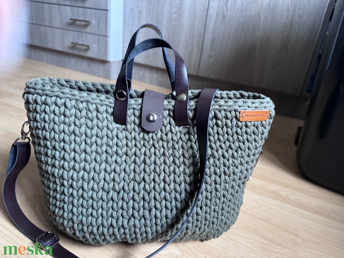 Olíva zöld horgolt táska - táska & tok - kézitáska & válltáska - vállon átvethető táska - Meska.hu