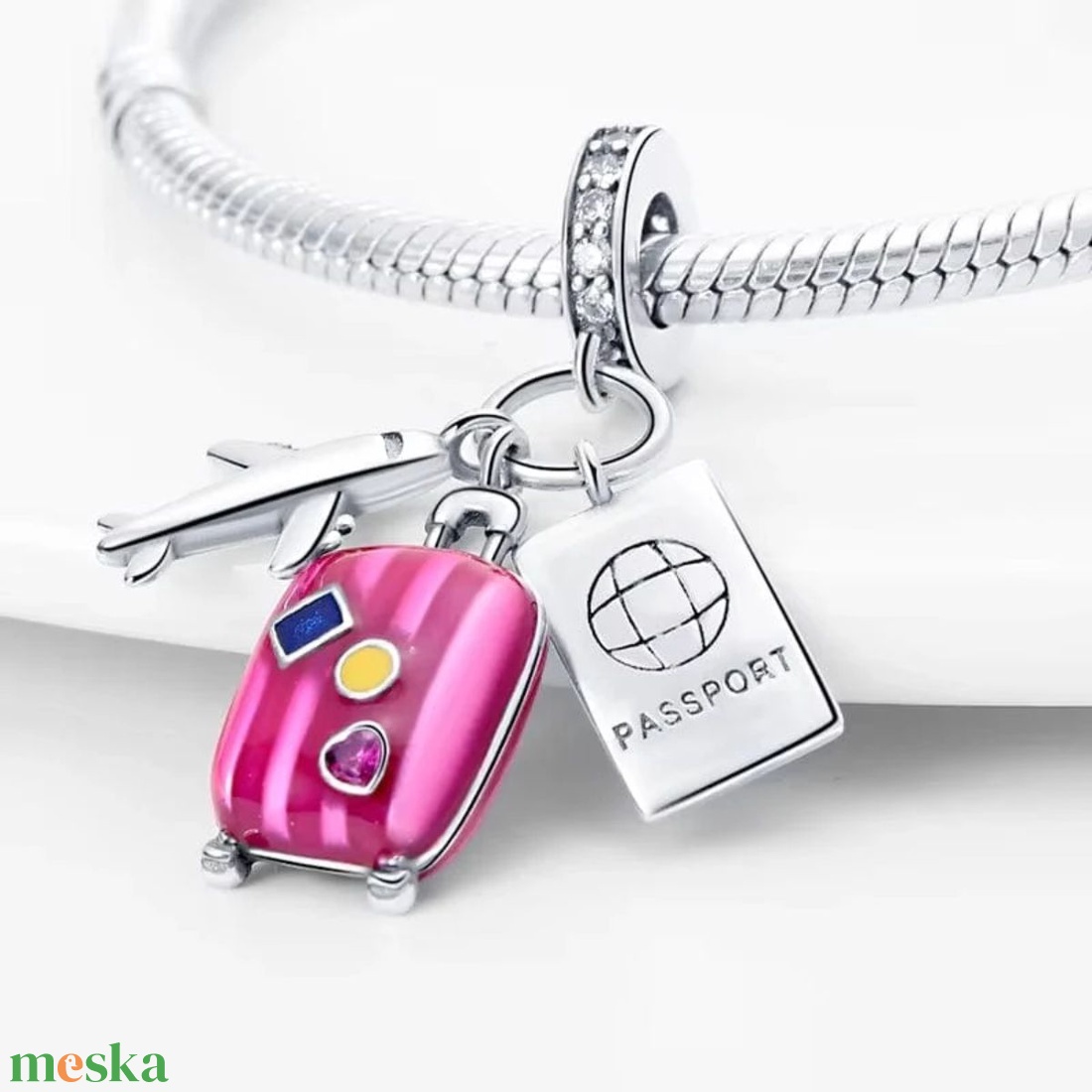 Repülő, bőrönd, útlevél hármas függő charm - ékszer - karkötő - charm karkötő - Meska.hu