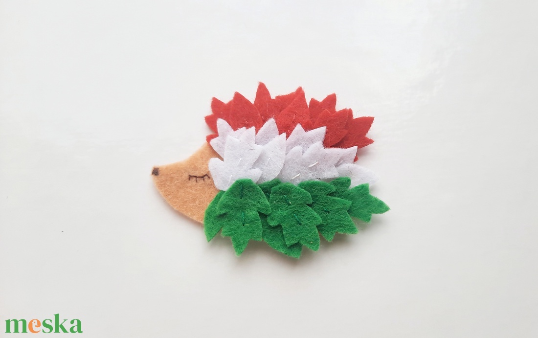 Sünis kitűző, kokárda - ékszer - kitűző és bross - ruha & cipőklipsz - Meska.hu Sünis kitűző, kokárda - ékszer - kitűző és bross - ruha & cipőklipsz - Meska.hu