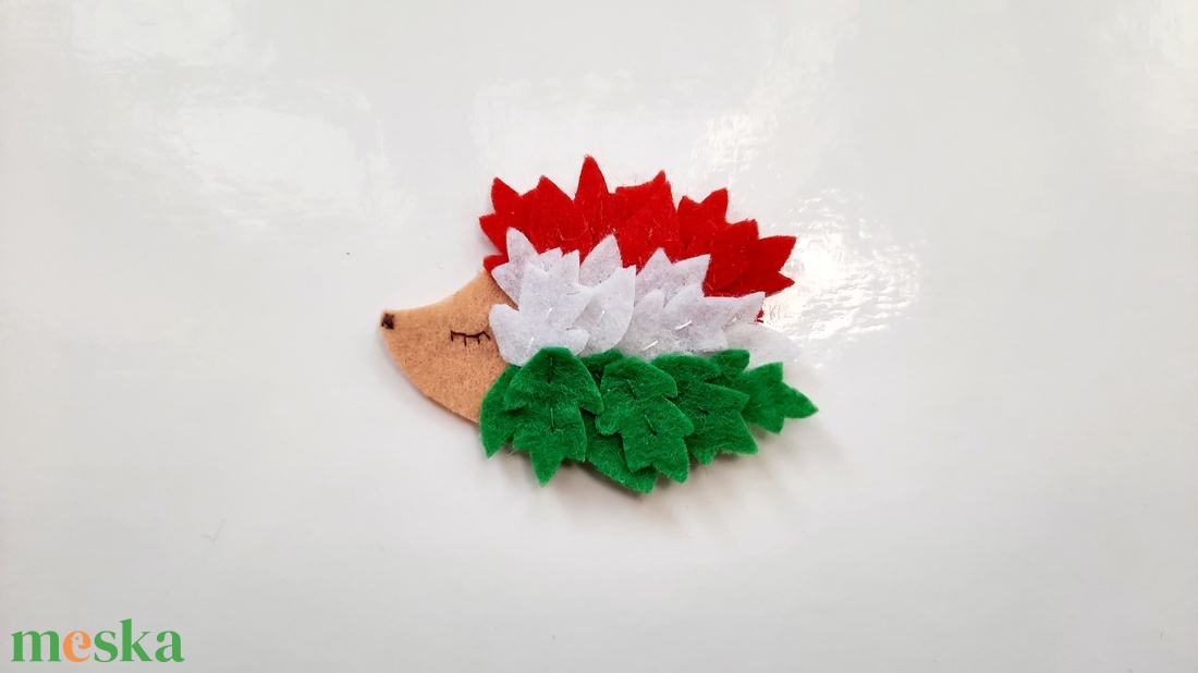 Sünis kitűző, kokárda - ékszer - kitűző és bross - ruha & cipőklipsz - Meska.hu Sünis kitűző, kokárda - ékszer - kitűző és bross - ruha & cipőklipsz - Meska.hu