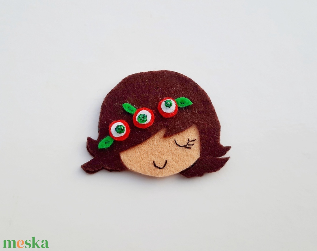 Lady kitűző, kokárda - ékszer - kitűző és bross - Meska.hu