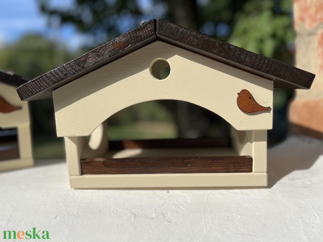 Madáretető boltíves ablakkal / krém-dió/ - otthon & életmód - ház & kert - madáretető & itató - Meska.hu