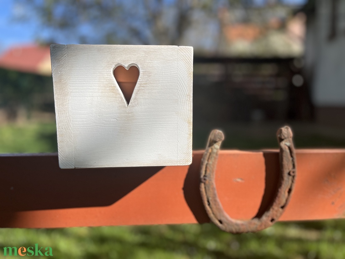 Virágtartó dobozka / szíves, antikolt fehér/ - otthon & életmód - ház & kert - virágláda, balkonláda - Meska.hu