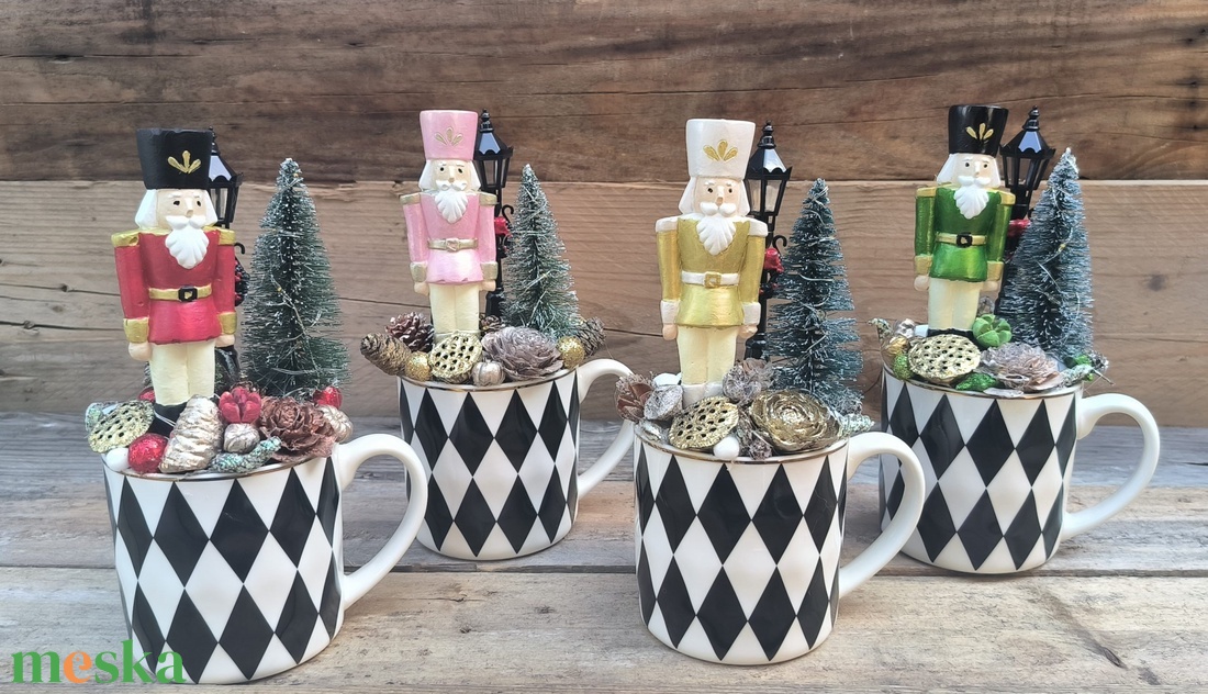 Diótörő bögrés dísz (LED-es) - zöld - karácsony - adventi díszek - adventi asztaldísz - Meska.hu