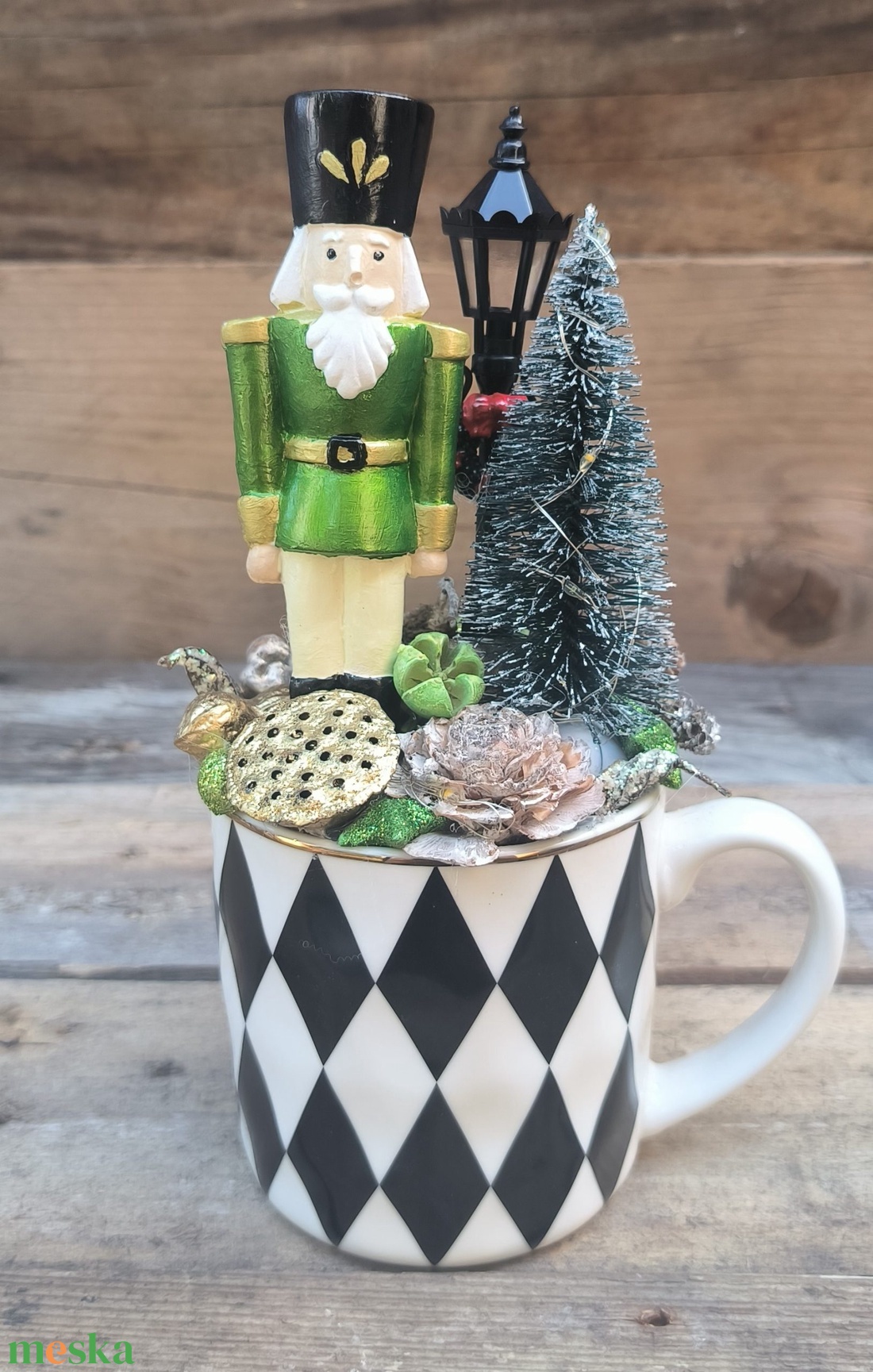 Diótörő bögrés dísz (LED-es) - zöld - karácsony - adventi díszek - adventi asztaldísz - Meska.hu