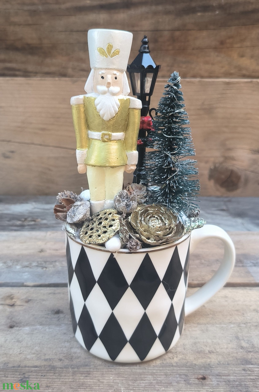 Diótörő bögrés dísz (LED-es) - arany - karácsony - adventi díszek - adventi asztaldísz - Meska.hu