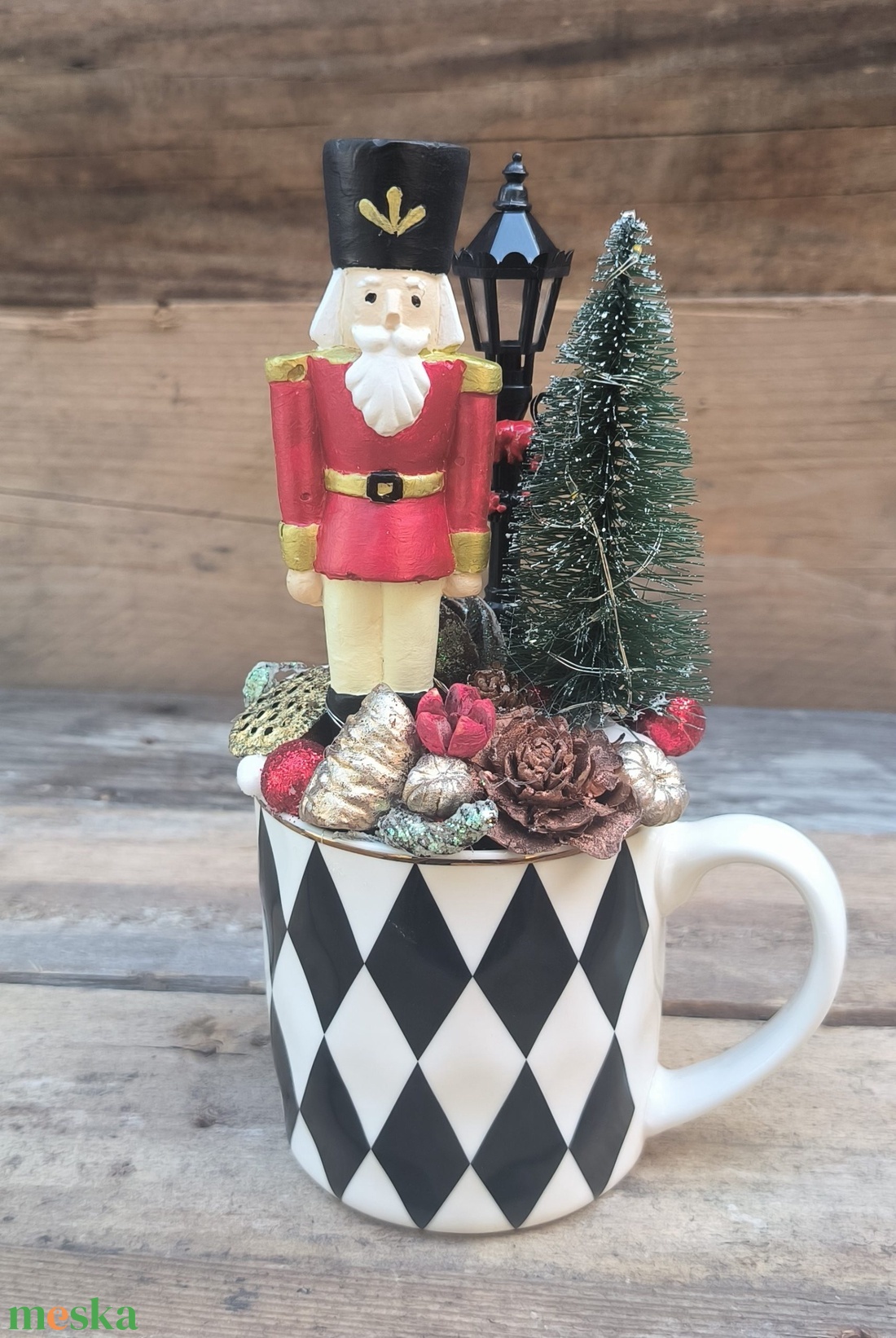 Diótörő bögrés dísz (LED-es) - piros - karácsony - adventi díszek - adventi asztaldísz - Meska.hu