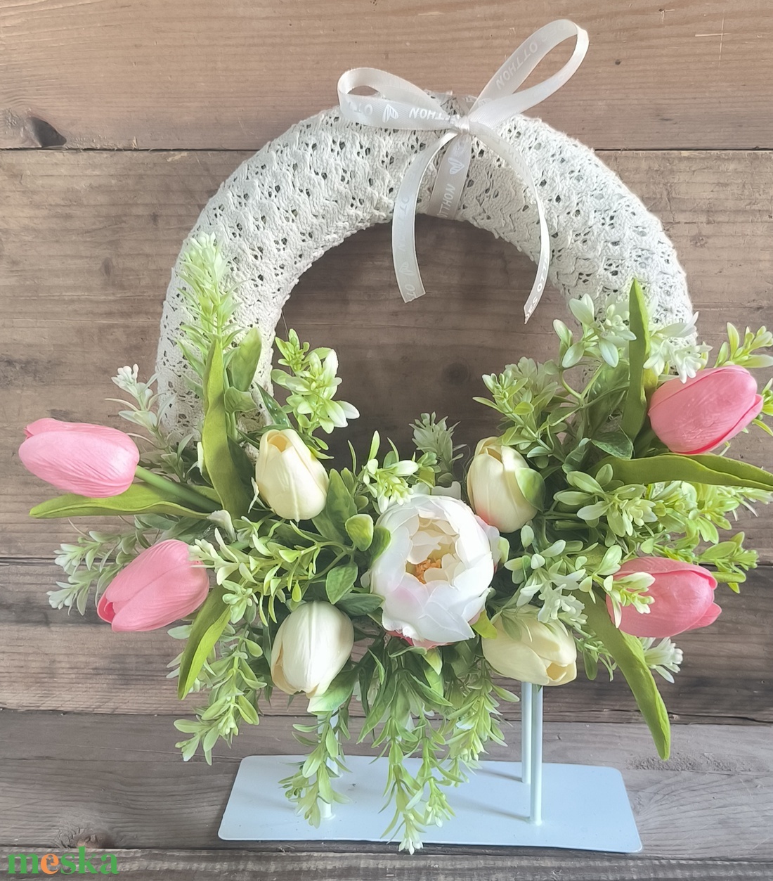  Tavaszi ajtódísz csipkével bevont szalma alapon - otthon & életmód - virágdekoráció - virágdíszek - dekor koszorúk, kopogtatók - Meska.hu