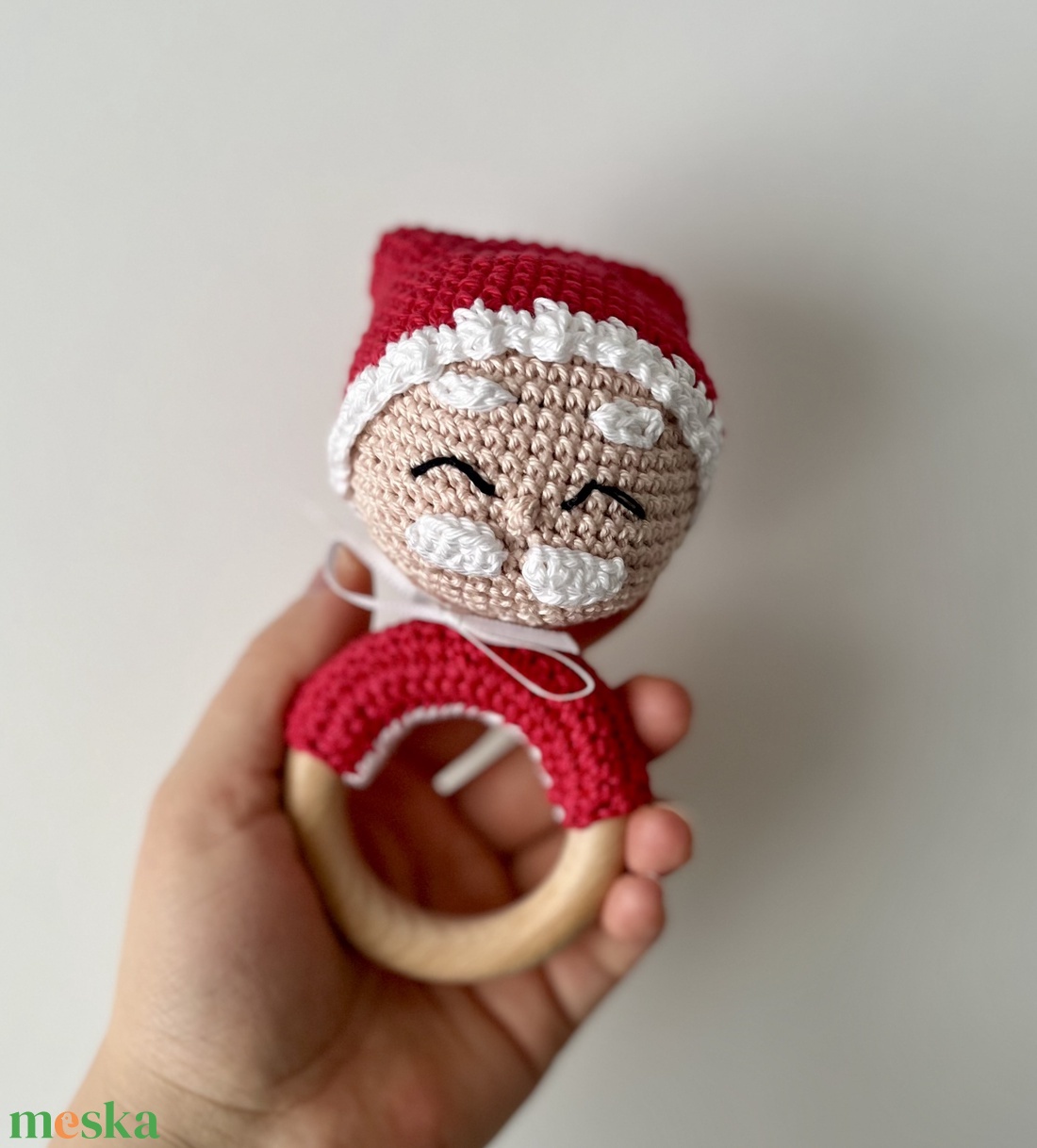 Horgolt Mikulás csörgő fa karikán - karácsony - mikulás - mikulás ajándékok - Meska.hu