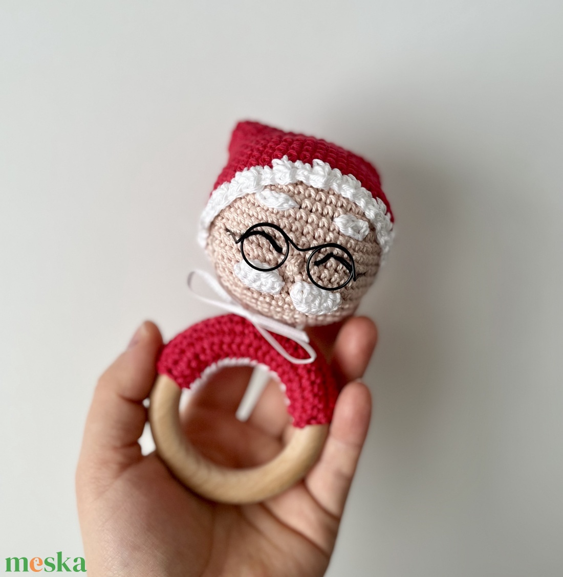 Horgolt Mikulás csörgő fa karikán - karácsony - mikulás - mikulás ajándékok - Meska.hu