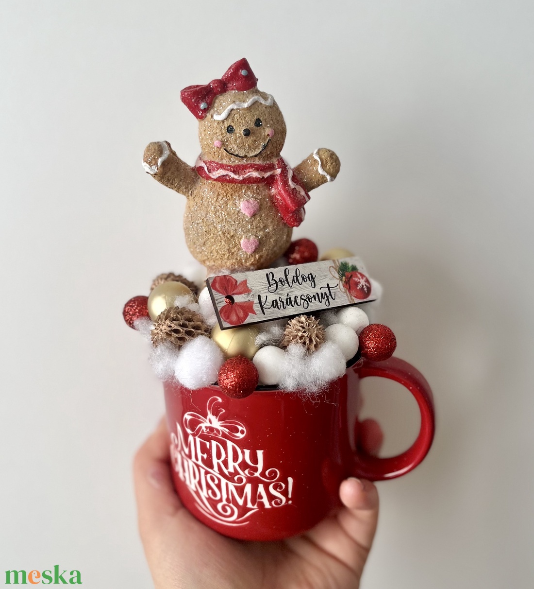 Piros fehér karácsonyi asztaldísz bögrében mézeskalács figurával - karácsony - karácsonyi lakásdekoráció - ünnepi asztaldekoráció - Meska.hu