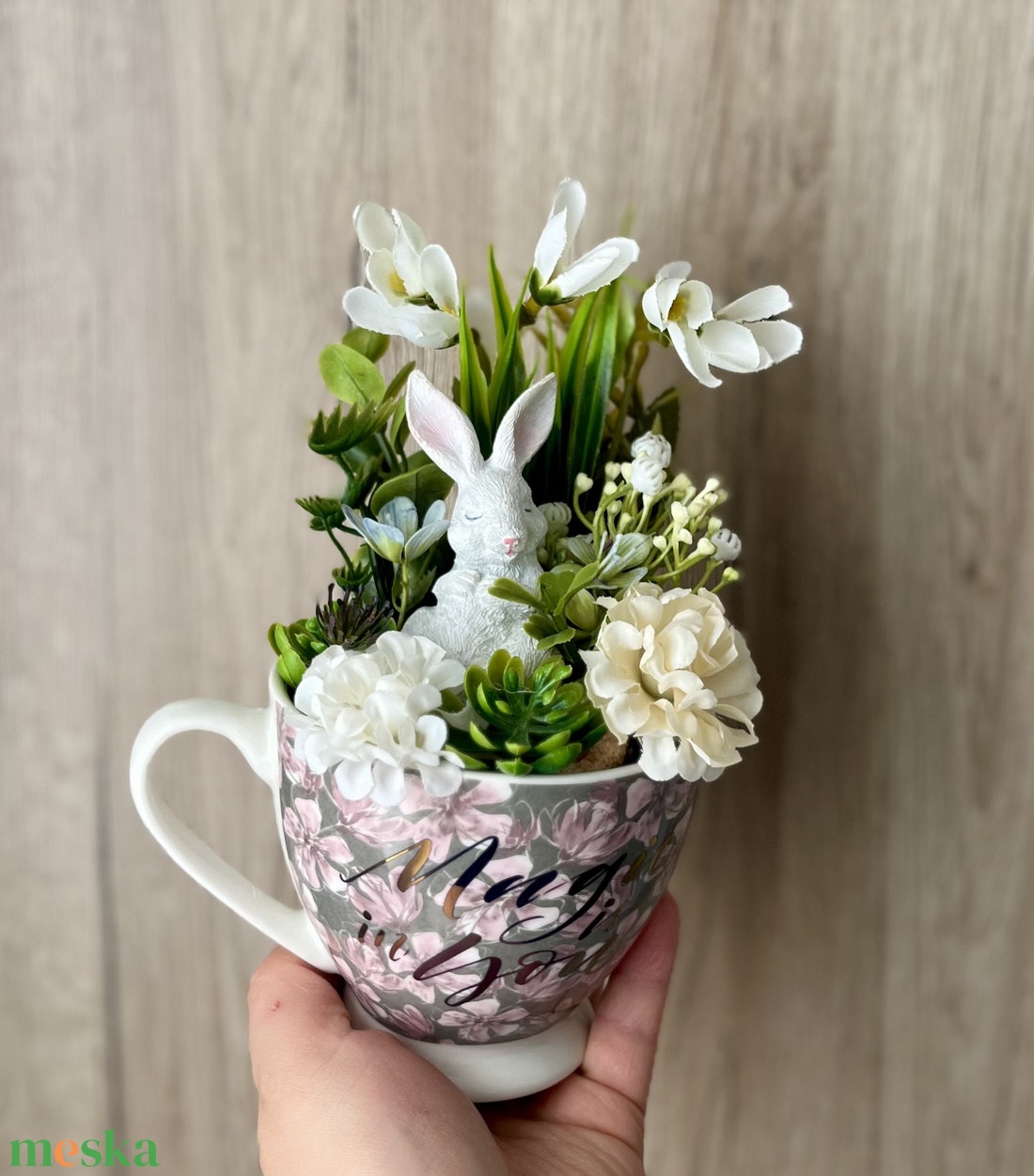 Lila fehér Húsvéti asztaldísz bögrében nyuszi figurával - ünnepi díszek, dekorációk - húsvéti díszek és dekorációk - húsvéti asztaldíszek - Meska.hu