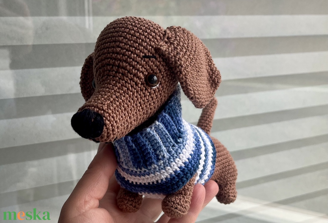 Horgolt pulcsis tacskó - játék & sport - plüssállat & játékfigura - kutya - Meska.hu