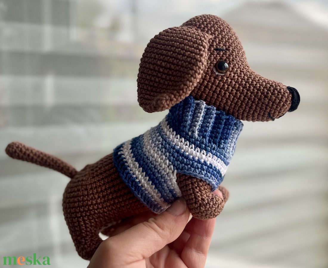 Horgolt pulcsis tacskó - játék & sport - plüssállat & játékfigura - kutya - Meska.hu