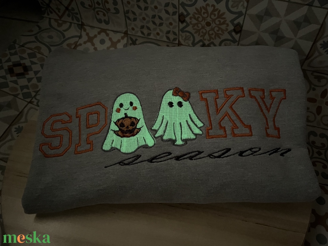 Pulóver Halloweenra sötétben világító cérnával - otthon & életmód - dekoráció - halloween - halloweeni jelmez és kiegészítők - Meska.hu